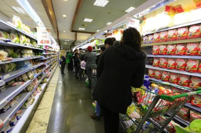  PORTO ALEGRE, RS, BRASIL, 24/05/2018 -  Impacto da greve dos caminhoneiros no supermercado zaffari da Getúlio. (FOTO: ISADORA NEUMANN / AGENCIA RBS)