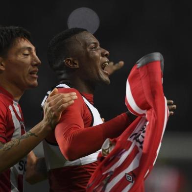 Argentinas Estudiantes de la Plata forward Juan Ferney Otero (C) celebrates after scoring against Uruguays Nacional during their Copa Libertadores group F football match at Ciudad de La Plata stadium in La Plata, Buenos Aires on May 24, 2018. / AFP PHOTO / EITAN ABRAMOVICH