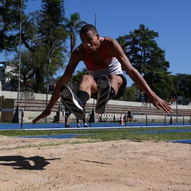  PORTO ALEGRE, RS, BRASIL - Promessas Olímpicas. Matéria especial com atletas com potencial Olímpico. Atleta do salto triplo da Sogipa Almir Júnior.Indexador: Jefferson Botega