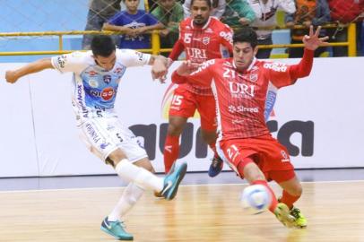 O fixo Wilsinho (21) em lance na vitória do Atlântico, de Erechim, sobre o Foz Cataratas em Foz do Iguaçu (PR), em partida válida pela oitava semana da Liga Nacional de Futsal.