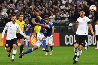 Cesar Carrillo (C) of Colombias Millonarios kicks to score against Brazils Corinthians during their 2018 Copa Libertadores football match held at Arena Corinthians stadium, in Sao Paulo, Brazil, on May 24, 2018. / AFP PHOTO / NELSON ALMEIDA