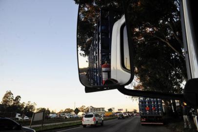  CAXIAS DO SUL, RS, BRASIL, 23/05/2018 - Caminhoneiros bloquearam a RS 122, próximo ao acesso à Forqueta. (Marcelo Casagrande/Agência RBS)