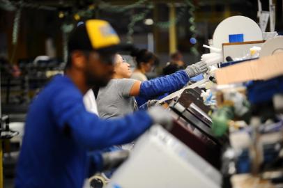  JOINVILLE, SC, BRASIL (22-05-2017) - Linha de produção da Industria Whirlpool em Joinville. (Foto: Maykon Lammerhirt, Agencia RBS)