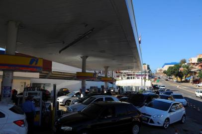  CAXIAS DO SUL, RS, BRASIL 24/05/2018Postos de combustíveis de Caxias do Sul estão com fila ou sem combustível para vender. Já falta combustível na cidade. (Felipe Nyland/Agência RBS)