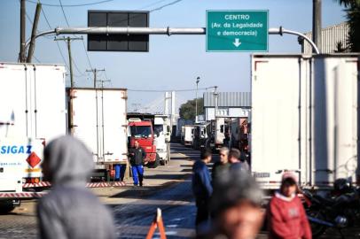 CANOAS, RS, BRASIL, 25-05-2018. Caminhoneiros fazem bloqueio na João Moreira Maciel x Ernesto Neugebauer. Somente carros passam. Até mesmo veículos pequenos de transporte de gás, estão sendo parados.Imediações da empresa Yara Brasil . (ANDERSON FETTER/AGÊNCIA RBS)