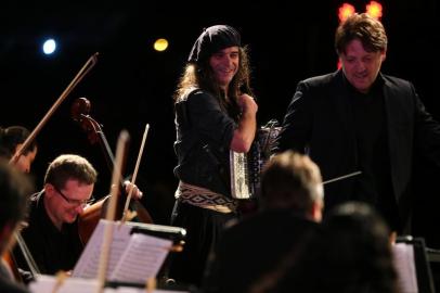  ESTEIO, RS, BRASIL, 04-09-2015: Renato Borghetti e Orquestra Unisinos Anchieta fazem apresentação na Expointer. Fotos para coluna Rede Social, de Fernanda Pandolfi (FOTO FÉLIX ZUCCO/AGÊNCIA RBS, Editoria Segundo Caderno).