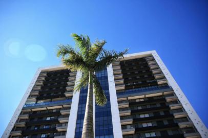  PORTO ALEGE, RS, BRASIL, 25-05-2018. Evacuação em prédio residencial na avenida Ipiranga, 8484, (prédio Nine). Segundo morador, risco de desabamento. Trinca de fora a fora no segundo e quarto pisos. Bombeiros já teriam sido acionados(ANDERSON FETTER/AGÊNCIA RBS)