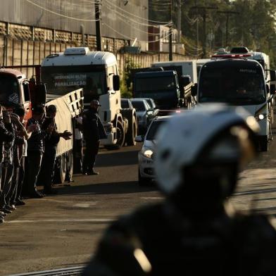  ESTEIO, RS, BRASIL, 25/05/2018 - Caminhão sendo escoltado na distribuido Ipiranga. (FOTOGRAFO: CARLOS MACEDO / AGENCIA RBS)