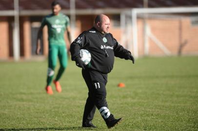  CAXIAS DO SUL, RS, BRASIL, 23/05/2018. Treino do Juventude no campo do Enxutão. O Juventude está disputando a Série B do Campeonato Brasileiro. Na foto, técnico Julinho Camargo. (Porthus Junior/Agência RBS)