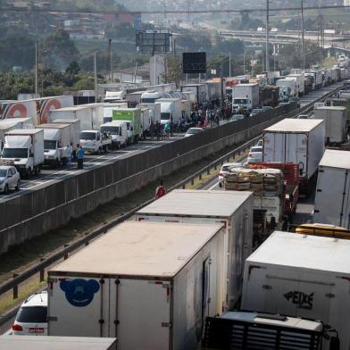 Protesto de caminhoneiros bloqueia a Rodovia Régis BittencourtSP - CAMINHONEIROS/PARALISAÇÃO/DIESEL/RÉGIS - ECONOMIA - Protesto de caminhoneiros bloqueia a   Rodovia Régis Bittencourt, na altura do   quilômetro 280, próximo ao município de   Embu das Artes (SP), nesta sexta-feira,   25. Pelo quinto dia seguido,   caminhoneiros protestam contra a alta   no preço do diesel e bloqueiam rodovias   em todo o país.   25/05/2018 - Foto: FELIPE RAU/ESTADÃO CONTEÚDOEditoria: ECONOMIALocal: Embu das ArtesIndexador: FELIPE RAUFotógrafo: ESTADÃO CONTEÚDO