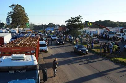  CAXIAS DO SUL, RS, BRASIL, 25/05/2018. Protesto dos caminhoneiros nas rodovias de Caxias do Sul. Na foto, ERS-453 em Forqueta. (Porthus Junior/Agência RBS)