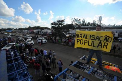  CAXIAS DO SUL, RS, BRASIL 26/05/2018Greve dos caminhoneiros nas margens da ERS-122 no km 65 em forqueta. (Felipe Nyland/Agência RBS)