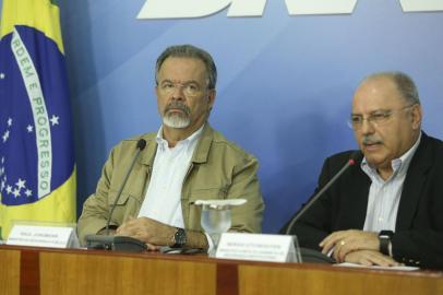  Os ministros da Segurança Pública, Raul Jungmann, e do Gabinete de Segurança Institucional, Sérgio Etchegoyen, durante entrevista após reunião do gabinete de monitoramento no Palácio do Planalto. 