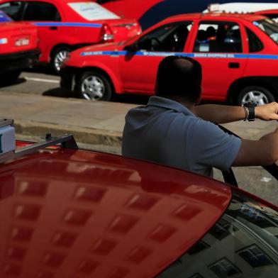  PORTO ALEGRE, RS, BRASIL, 08-05-2018: Ponto de táxi da avenida Borges de Medeiros. Enquete sobre a possibilidade de mudança da cor dos táxis de vermelho ibérico para branco, aprovada pela Câmara de Vereadores e que aguarda sanção do prefeito. (Foto: Mateus Bruxel / Agência RBS)