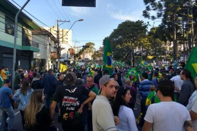 Centenas de manifestantes protestam em frente à sede do 3º GAAAE, em Caxias do Sul. Eles pedem intervenção militar.