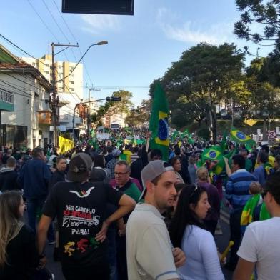 Centenas de manifestantes protestam em frente à sede do 3º GAAAE, em Caxias do Sul. Eles pedem intervenção militar.