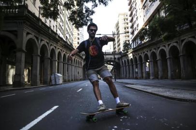  PORTO ALEGRE, RS, BRASIL, 27/05/2018 - Ruas vazias e transportes alternativos em Porto Alegre durante a greve dos caminhoneiros. (FOTOGRAFO: ANDERSON FETTER / AGENCIA RBS)Indexador: Jefferson Botega