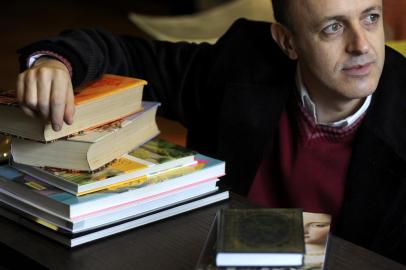  Escritor Gilmar Marcílio lança o livro  A Vida Sem Manchete.