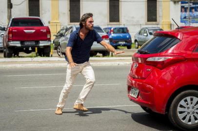 **FOTO EXCLUSIVA, COLUNA SINAL ABERTOEm Segundo Sol, Cap 13, em Cena 45B, Beto (Emilio Dantas) caminhando vê Luzia (Giovanna Antonelli) parada no ponto de onibus.Eele se desespera e corre atrás.