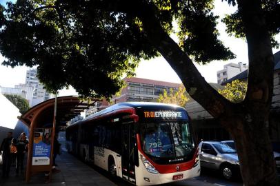  CAXIAS DO SUL, RS, BRASIL, 25/05/2018A cada dois dias, uma pessoa cai em ônibus. Saiba como se prevenir.Imagens feitas no terminal da floresta até a rua Júlio de Castilho com a Sinimbu.(Lucas Amorelli/Agência RBS)