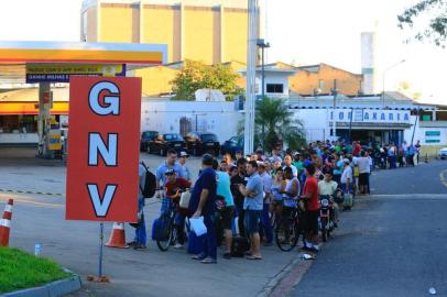  SAPUCAIA DO SUL, RS, BRASIL, 28/05/2018 - Fila de galão em Sapucaia. (FOTOGRAFO:ISADORA NEUMANN / AGENCIA RBS)