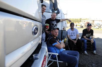  CAXIAS DO SUL, RS, BRASIL, 28/05/2018 - A paralisação dos caminhoneiros continua em Caxias do Sul. NA FOTO: os caminhoneiros Leandro Maurer, Edmilson Barbosa, Irineu Scottá, Rodrigo Invernizzi e Cesar Cimadan. (Marcelo Casagrande/Agência RBS)