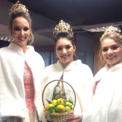 Soberanas da 21ª Festa da Bergamota e das Flores de São Sebastião do Caí visitaram a redação do Pioneiro nesta segunda-feira, 21 de maio. Festa ocorre de 30 de maio a 10 de junho. Na foto, a rainha Daniel Visentini (centro) e as princesas Ana Luize Jacob (direita) e Franciele Simon Simsen (esquerda).