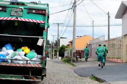 CAXIAS DO SUL, RS, BRASIL, 28/10/2016. Os coletores da Companhia de Desenvolvimento de Caxias do Sul (Codeca) estão enfrentando verdadeiras maratonas para recolher lixo nas ruas da cidade. Desde quinta-feira, o Ministério do Trabalho e Emprego (MTE) proibiu o transporte dos trabalhadores no estribo do caminhão, que fica na parte traseira junto ao compactador de resíduos. Por esse motivo, eles percorrem o roteiro a pé. Em alguns casos, o trajeto chega a 30 quilômetros. Recolhimento de lixo no bairro Desvio Rizzo. Na foto da E p/ D: Roque Silveira, 30, Luis Carlos Welter, 37 e Luiz Carlos Palhano dos Santos, 49. (Porthus Junior/Pioneiro)