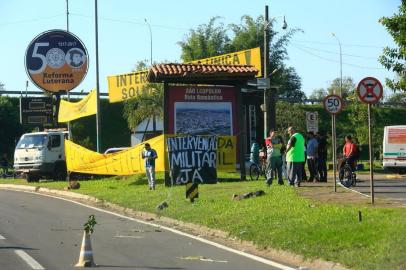  SÃO LEOPOLDO, RS, BRASIL, 28.05.2018. Bloqueio em apoio à greve dos caminhoneiros na BR-116, na altura da rodoviária de São Leopoldo.