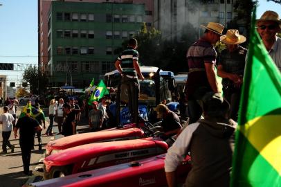  CAXIAS DO SUL, RS, BRASIL, 28/05/2018. A Rua Sinimbu está trancada próximo à Praça Dante Alighieri, no centro de Caxias do Sul. Agricultores e condutores de vans escolares participam na tarde desta segunda-feira de um ato em apoio à greve dos caminhoneiros. (Diogo Sallaberry/Agência RBS)