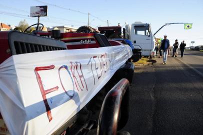  CAXIAS DO SUL, RS, BRASIL, 28/05/2018 - A paralisação dos caminhoneiros continua em Caxias do Sul. NA FOTO: próximo ao acesso de Forqueta, agricultores e autônomos apoiam o movimento dos caminhoneiros. (Marcelo Casagrande/Agência RBS)