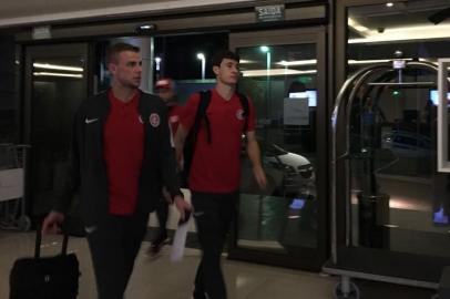 SALVADOR (BA), 29/5/2018: Depois de quase seis horas de viagem, o Inter finalmente chegou a Salvador. Por volta da 0h15min desta terça-feira, o grupo de jogadores se hospedou em um hotel próximo ao aeroporto da capital baiana, onde jogará na próxima quarta-feira (30), contra o Vitória, pela oitava rodada do Campeonato Brasileiro. 