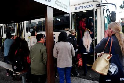  CAXIAS DO SUL, RS, BRASIL, 22/05/2018. Usuários do transporte público relatam lotação devido aos horários reduzidos dos ônibus da Viação Santa Tereza de Caxias dos Sul, a Visate, medida tomada pelo racionamento de combustível causado pela greve dos caminhoneiros. Na Zona Norte de Caxias, nas proximidades do bairro Serrano e região, muitos moradores caminharam do bairro até paradas que possuem mais opções. (Diogo Sallaberry/Agência RBS)