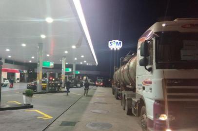 Posto Sim do bairro Centenário recebeu gasolina madrugada desta terça-feira (29/05) em Caxias do Sul. 