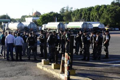  Brigada Militar reforça o policiamento na Refap, em Canoas. (Foto: Ronaldo Bernardi/Agência RBS)