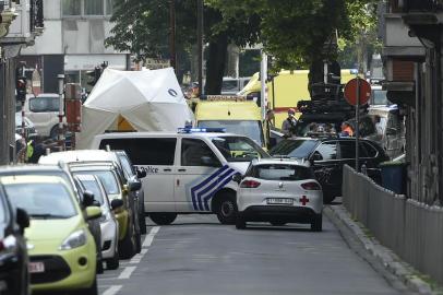  Police and ambulance are seen at the site where a gunman shot dead three people, two of them policemen, before being killed by elite officers, in the eastern Belgian city of Liege on May 29, 2018. The shooting occurred around 10:30am (0830 GMT) on a major artery in the city close to a high school. "We don't know anything yet," the spokeswoman for the Liege prosecutors office, told AFP when asked about the shooter's motives. / AFP PHOTO / JOHN THYSEditoria: CLJLocal: LiegeIndexador: JOHN THYSSecao: policeFonte: AFPFotógrafo: STR