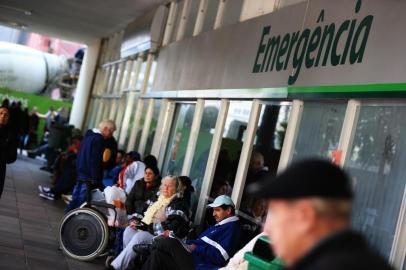  PORTO ALEGRE, RS, BRASIL - 20/06/2017 : Com a queda brusca de temperaturas, as emergências dos principais hospitais de Porto Alegre tem um aumento significativo de pacientes. Na foto: Hospital de Clínicas Porto Alegre. (FOTO: BRUNO ALENCASTRO/AGÊNCIA RBS)