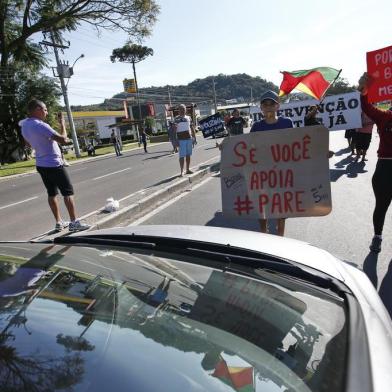  NOVO HAMBURGO, RS, BRASIL, 29/05/2018 - Manifestantes em Novo Hamburgo, na BR116 km 234, bloqueiam o trânsito a cada cinco minutos em apoio à greve dos caminhoneiros. (FOTOGRAFO: ANDRÉ ÁVILA / AGENCIA RBS)