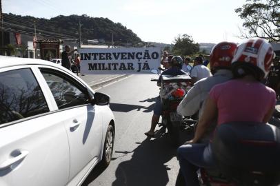  NOVO HAMBURGO, RS, BRASIL, 29/05/2018 - Manifestantes em Novo Hamburgo, na BR116 km 234, bloqueiam o trânsito a cada cinco minutos em apoio à greve dos caminhoneiros. (FOTOGRAFO: ANDRÉ ÁVILA / AGENCIA RBS)