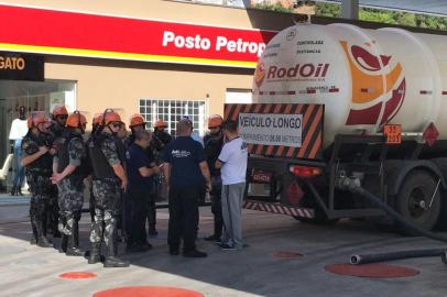 Caminhão com gasolina abastece posto Rodeio da Mário Lopes, em Caxias. 