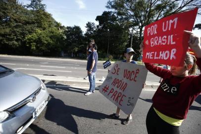  NOVO HAMBURGO, RS, BRASIL, 29/05/2018 - Manifestantes em Novo Hamburgo, na BR116 km 234, bloqueiam o trânsito a cada cinco minutos em apoio à greve dos caminhoneiros. (FOTOGRAFO: ANDRÉ ÁVILA / AGENCIA RBS)