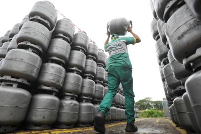  SANTA MARIA , RS , BRASIL , 02/03/2016Reajuste no preço do gás de cozinha FOTO JEAN PIMENTEL / AGÊNCIA RBS, GERAL