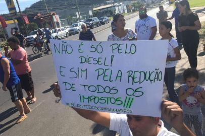  NOVO HAMBURGO, RS, BRASIL, 29-05-2018. Manifestantes bloqueiam na BR 116, km 234, por 5 minutos. (ANDRÉ ÁVILA/AGÊNCIA RBS)