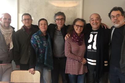 Da esquerda para a direita: Denis Gosch, Sérgio Lulkin, Janaína Kremer, Nelson Diniz, Mirna Spritzer, Zé Adão Barbosa, Jorge Furtado.29 de maio  terça-feira  20h  no Instituto Goethe ¿ contribuição espontâneaClassificação indicativa 16 anos.Senhas serão distribuídas a partir das 19hA Casa de Cinema, em parceria com o Instituto Goethe, vai realizar uma leitura do texto inédito de Jorge Furtado, MEUS LÁBIOS SE MEXEM.A peça é uma ficção, inspirada em fatos reais ocorridos em 1968, com a censura da montagem de VOLTA AO LAR, de Harold Pinter, dirigida e produzida por Fernando Torres, com Fernanda Montenegro, Ziembinski, Sergio Britto, Cecil Thiré, Paulo Padilha e Delorges Caminha no elenco.