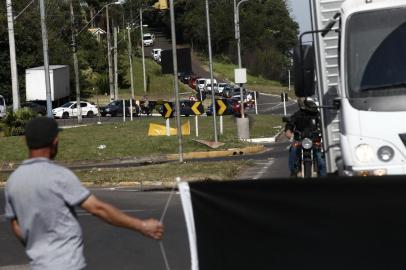  NOVO HAMBURGO, RS, BRASIL, 29/05/2018 - Manifestantes em Novo Hamburgo, na BR116 km 234, bloqueiam o trânsito a cada cinco minutos em apoio à greve dos caminhoneiros. (FOTOGRAFO: ANDRÉ ÁVILA / AGENCIA RBS)