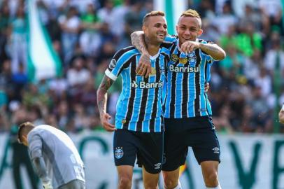 RS - FUTEBOL/CAMPEONATO GAUCO 2018/AVENIDA X GREMIO - ESPORTES - Lance da partida entre Gremio e Avenida disputada na tarde deste domingo no Estadio dos Eucaliptos em Santa Cruz do Sul, valida pela semifinal do Campeonato Gaucho 2018. FOTO: LUCAS UEBEL/GREMIO FBPA