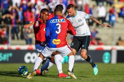 RS - FUTEBOL/CAMPEONATO BRASILEIRO 2018/GREMIO X PARANA - ESPORTES - Lance da partida entre Gremio e Parana disputada na tarde deste domingo, na Vila Capanema, em Curitiba, valida pelo Campeonato Brasileiro 2018. FOTO: LUCAS UEBEL/GREMIO FBPA