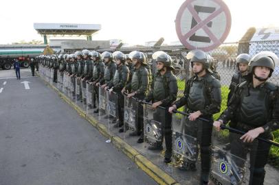  CANOAS, RS, BRASIL, 30-05-2018. Petroleiros: categoria iniciam greve em refinarias nesta quarta. Na Refap, em Canoas, polícia atua contra manifestantes.. (RONALDO BERNARDI/AGÊNCIA RBS)