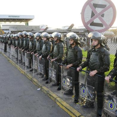  CANOAS, RS, BRASIL, 30-05-2018. Petroleiros: categoria iniciam greve em refinarias nesta quarta. Na Refap, em Canoas, polícia atua contra manifestantes.. (RONALDO BERNARDI/AGÊNCIA RBS)