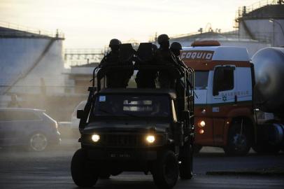  CANOAS, RS, BRASIL, 30-05-2018. Petroleiros: categoria iniciam greve em refinarias nesta quarta. Na Refap, em Canoas, polícia atua contra manifestantes.. (RONALDO BERNARDI/AGÊNCIA RBS)